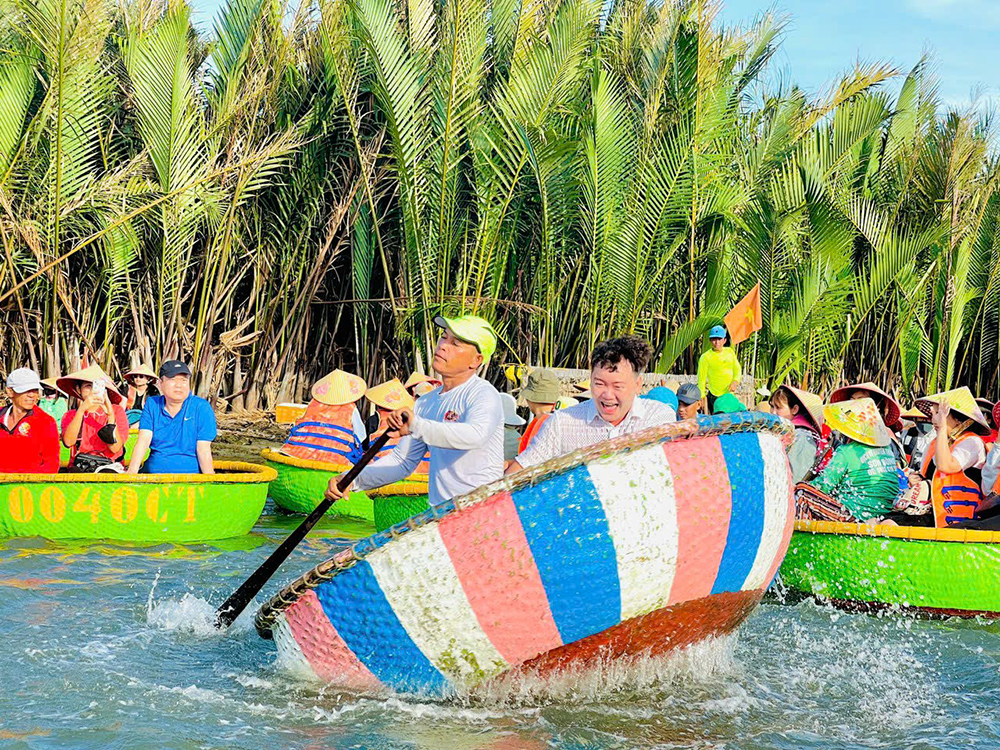 Từ tháng 2 - tháng 6 là thời điểm lý tưởng nhất để tới tham quan rừng dừa