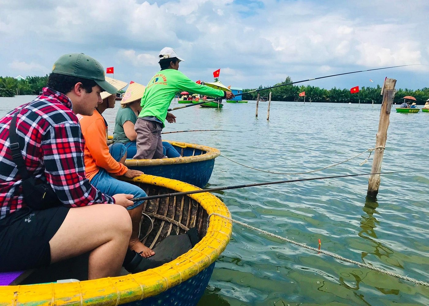 Tham gia nhiều hoạt động vui chơi hấp dẫn khi tới khu du lịch Bảy Mẫu