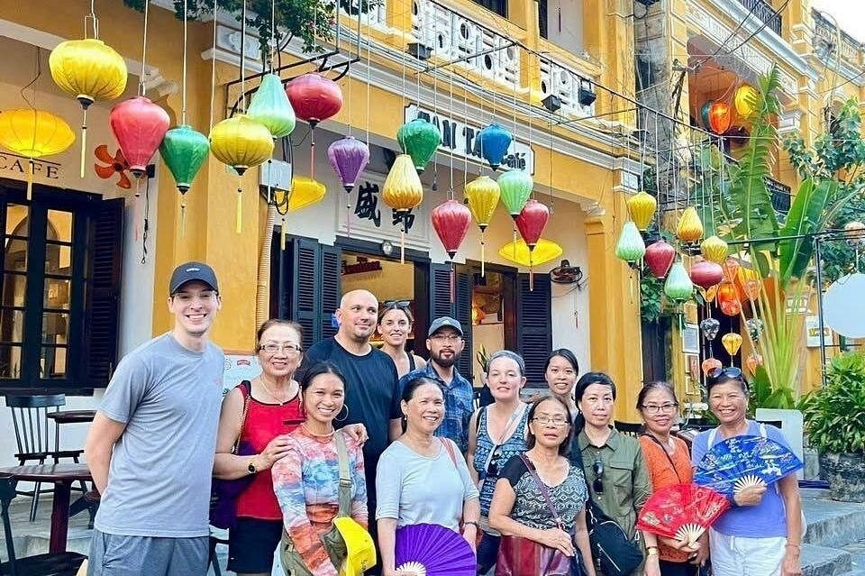 Làm những món quà lưu niệm ấn tượng từ lá dừa tươi